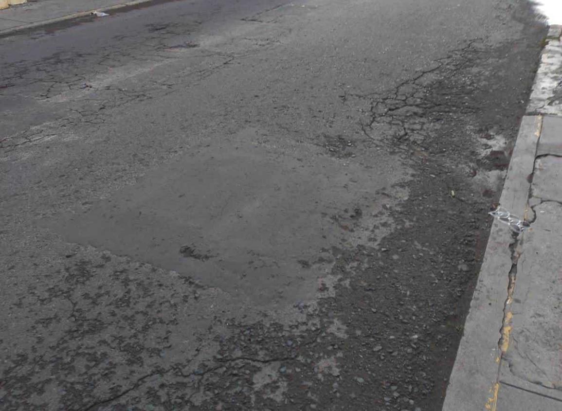 Reparan bache profundo que afectaba la circulación en el centro de Veracruz