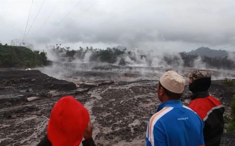 Volcán del Monte Semeru, en Indonesia, entra en erupción; activan alerta máxima (+Video)