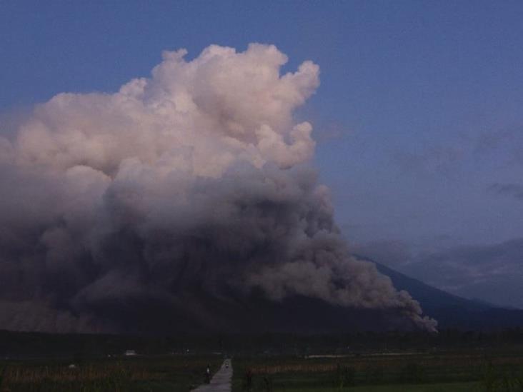 Volcán del Monte Semeru, en Indonesia, entra en erupción; activan alerta máxima (+Video)