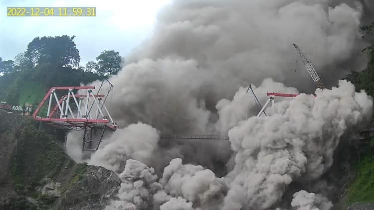 Volcán del Monte Semeru, en Indonesia, entra en erupción; activan alerta máxima (+Video)