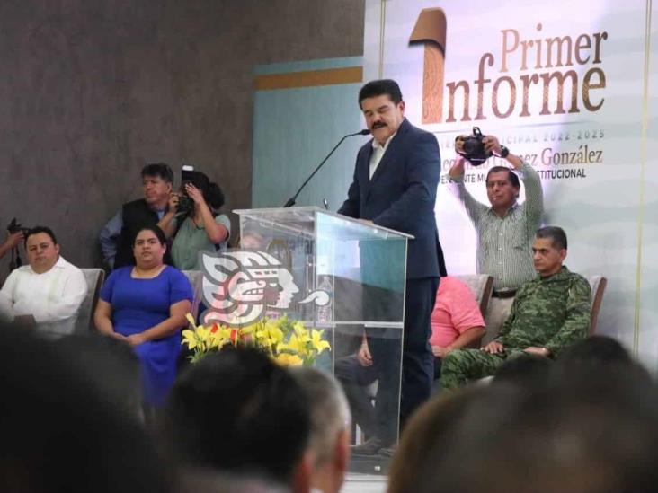 Alcalde de Tihuatlán presenta su primer informe