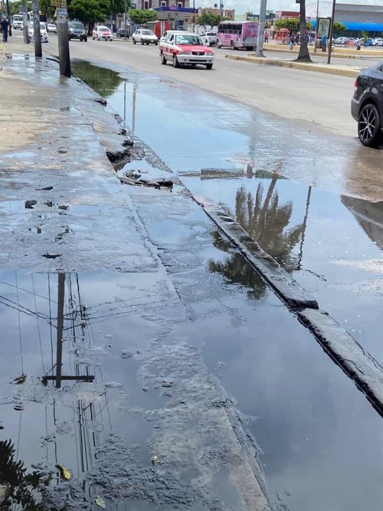 Fugas de agua destruyen calles en Boca del Río