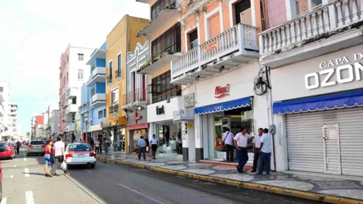 Comerciantes esperan repuntes de hasta 70% en ventas por temporada decembrina en Veracruz