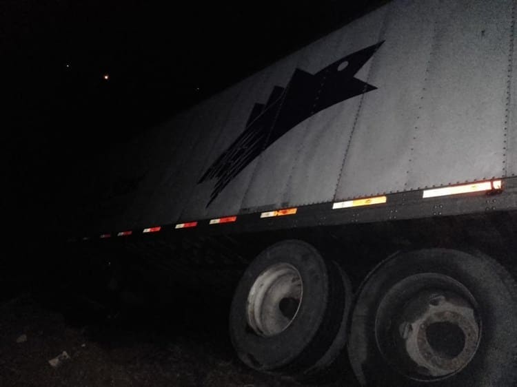 Tráiler cae a barranco sobre la autopista Tinaja-Cosamaloapan