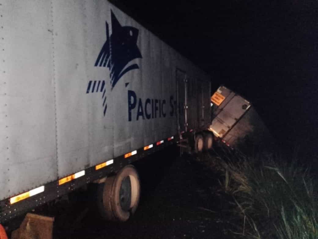 Tráiler cae a barranco sobre la autopista Tinaja-Cosamaloapan