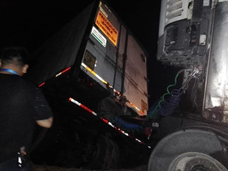 Tráiler cae a barranco sobre la autopista Tinaja-Cosamaloapan