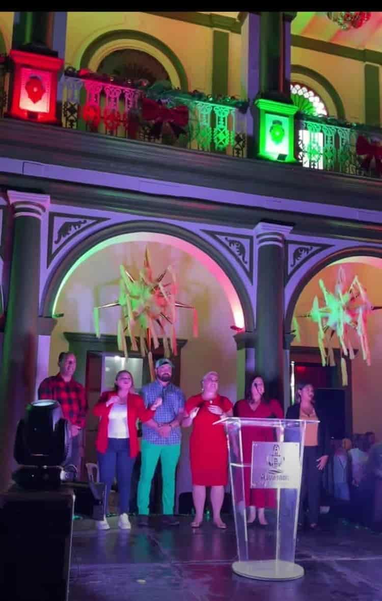 ¡Llega la Navidad a Alvarado! Autoridades encendieron el árbol navideño