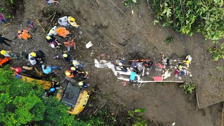 Deslave sepulta autobús en Colombia; hay más de 20 muertos