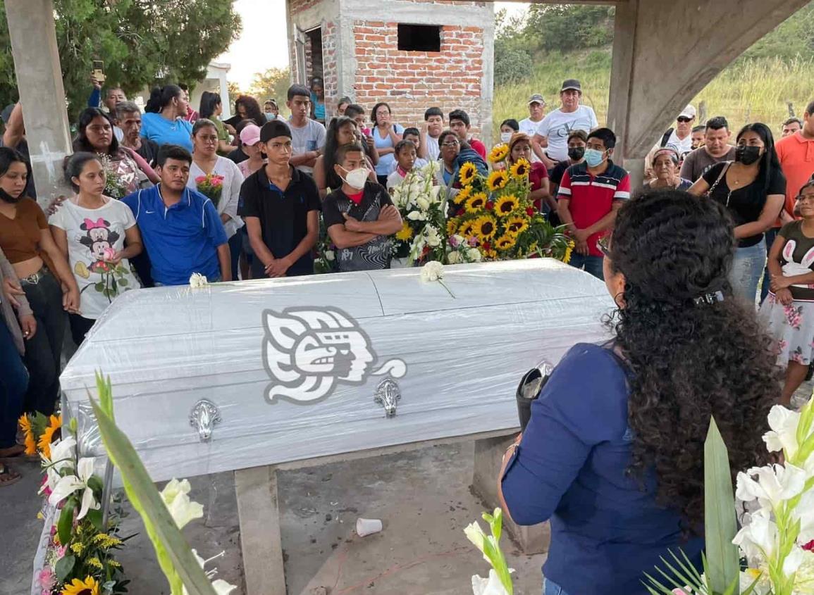 ¡Exigen justicia! Familiares dan un último adiós a Rosa Isela en Veracruz