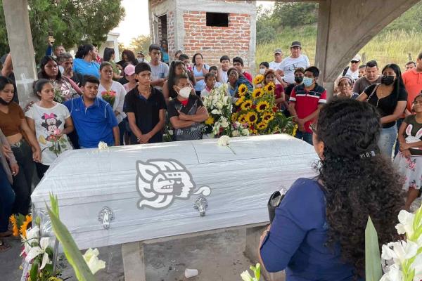 ¡Exigen justicia! Familiares dan un último adiós a Rosa Isela en Veracruz