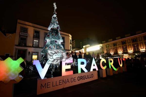 ¡Llegó la Navidad! Se iluminan calles de la capital veracruzana