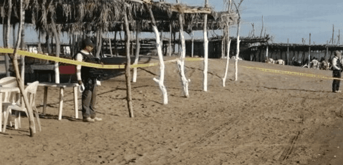 Rescatan del mar a turista que era jalado por la corriente de la playa de Chachalacas en Veracruz