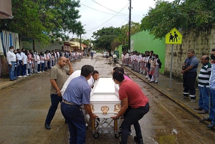 Realizan el último pase de lista de Yesenia en secundaria de Coatzacoalcos