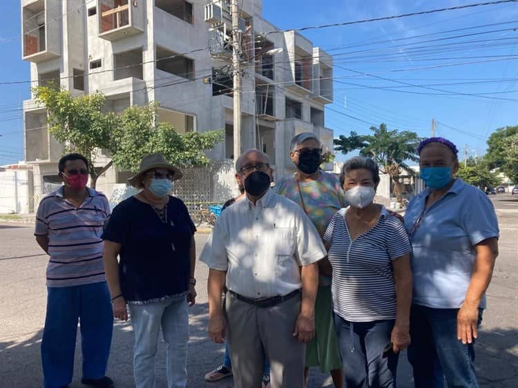 Inconformes vecinos de Estatuto Jurídico por construcción de edificios departamentales