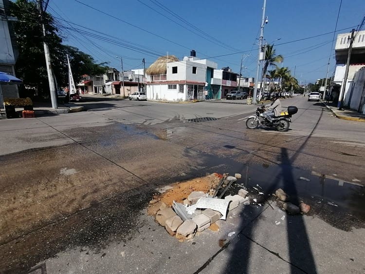 Vecinos colocan blocks para evitar accidentes en la Esfuerzo de los Hermanos del Trabajo