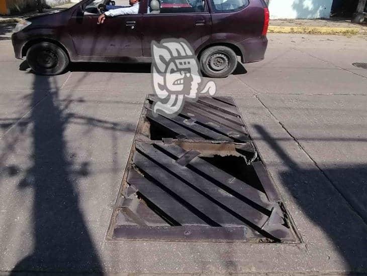 Vecinos colocan blocks para evitar accidentes en la Esfuerzo de los Hermanos del Trabajo