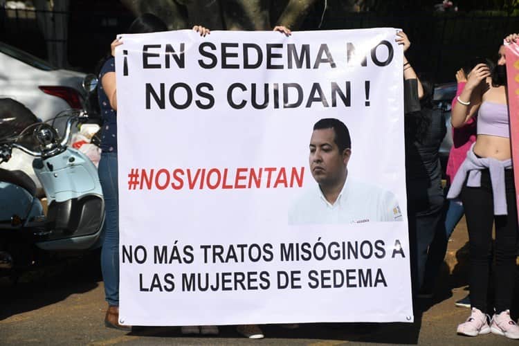 Protestan exempleados de Sedema en comparecencia; acusan violencia