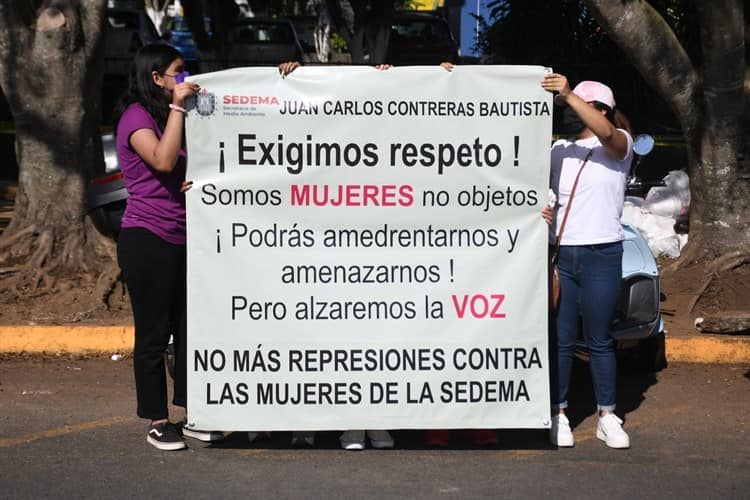 Protestan exempleados de Sedema en comparecencia; acusan violencia