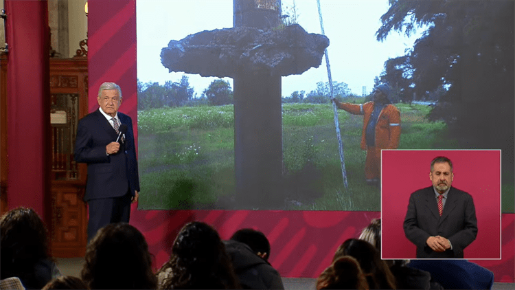 AMLO muestra hundimiento en terreno del aeropuerto en Texcoco