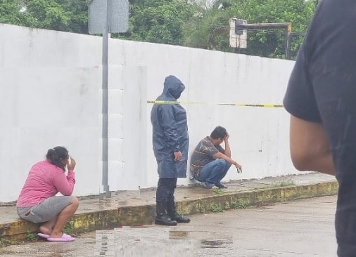 Rechazan actitud de madrastra de Yesenia llorando en lugar donde hallaron su cuerpo