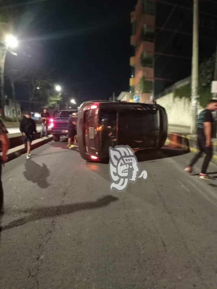 Vuelca camioneta en la avenida Lázaro Cárdenas de Xalapa