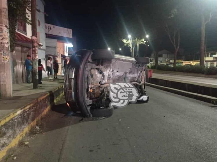 Vuelca camioneta en la avenida Lázaro Cárdenas de Xalapa