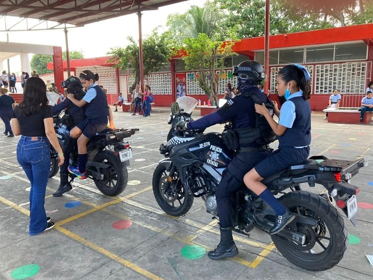 Greta, perrita policía firmó autógrafos a niños de primaria en Veracruz