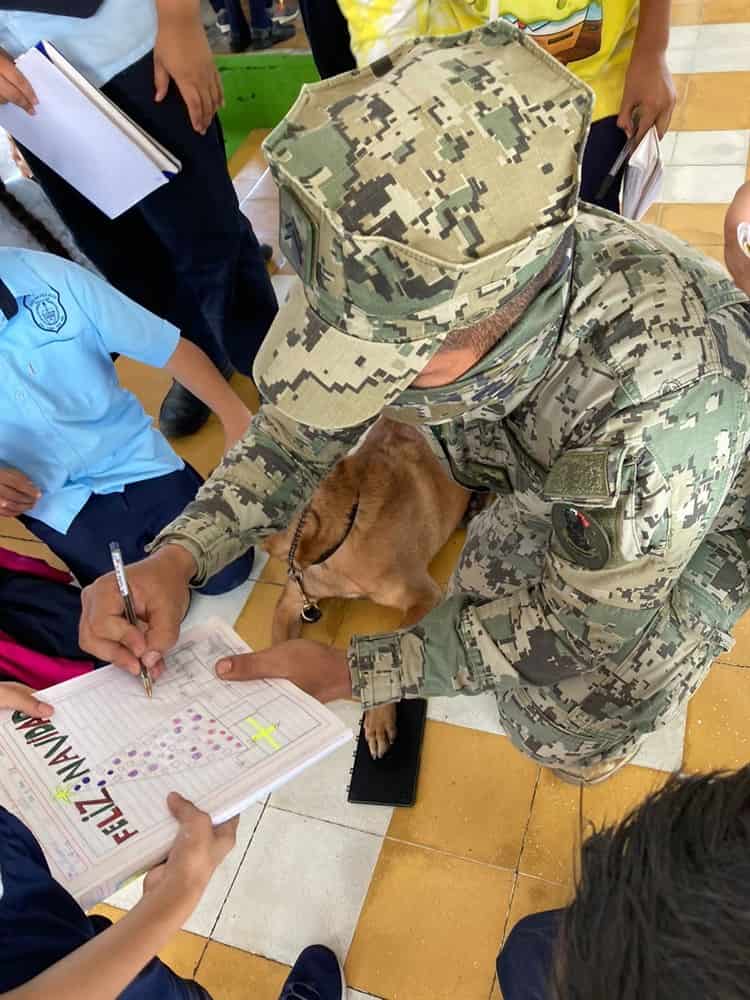 Greta, perrita policía firmó autógrafos a niños de primaria en Veracruz