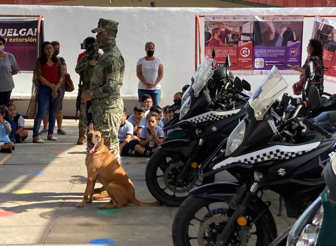 ¡Toda una celebridad! Greta, perrita policía firmó autógrafos a niños de primaria