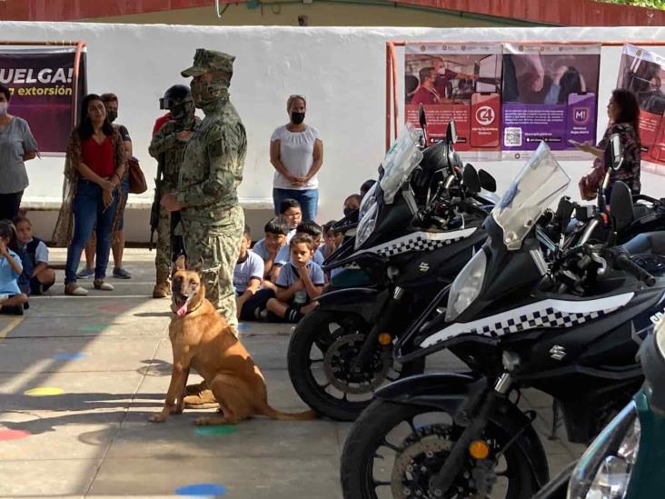 Greta, perrita policía firmó autógrafos a niños de primaria en Veracruz