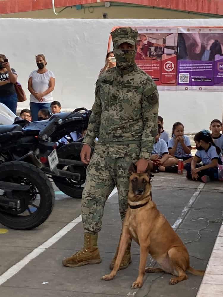 Greta, perrita policía firmó autógrafos a niños de primaria en Veracruz