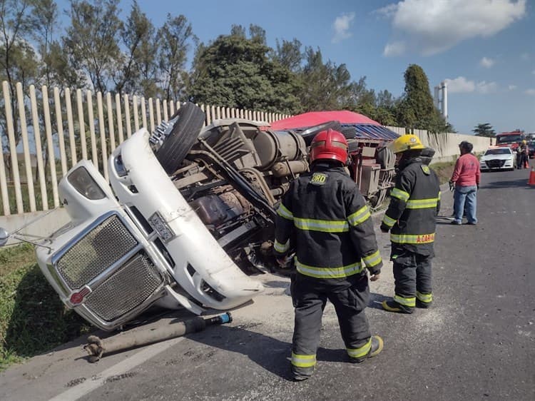 Conductor pierde control de tractocamión y termina por volcarse en la carretera Veracruz-Xalapa