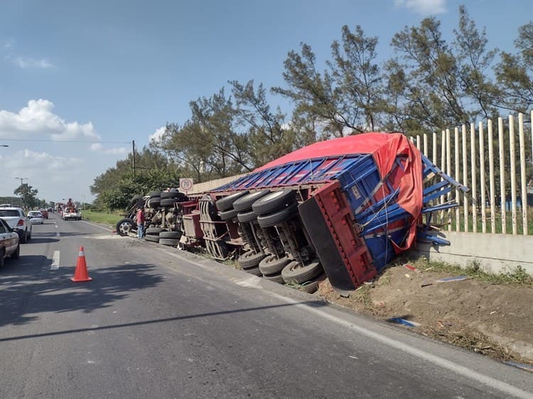 Conductor pierde control de tractocamión y termina por volcarse en la carretera Veracruz-Xalapa