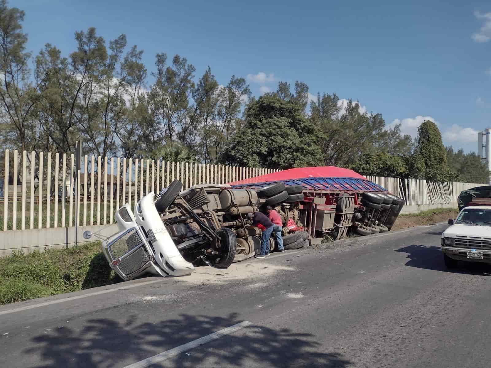 Conductor pierde control de tractocamión y termina por volcarse en la carretera Veracruz-Xalapa