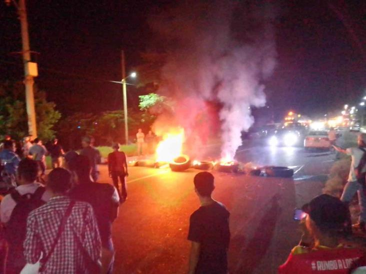 ¡Arde Sayula! con llantas incendiadas bloquean carretera; exigen que aparezca el tesorero municipal