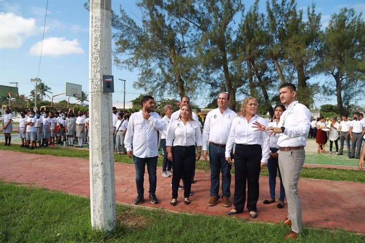 Instalan red de telecomunicaciones e Internet gratuito para habitantes de Antón Lizardo