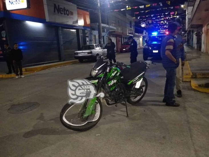 Menor de edad sufre accidente en su motocicleta, en Alto Lucero