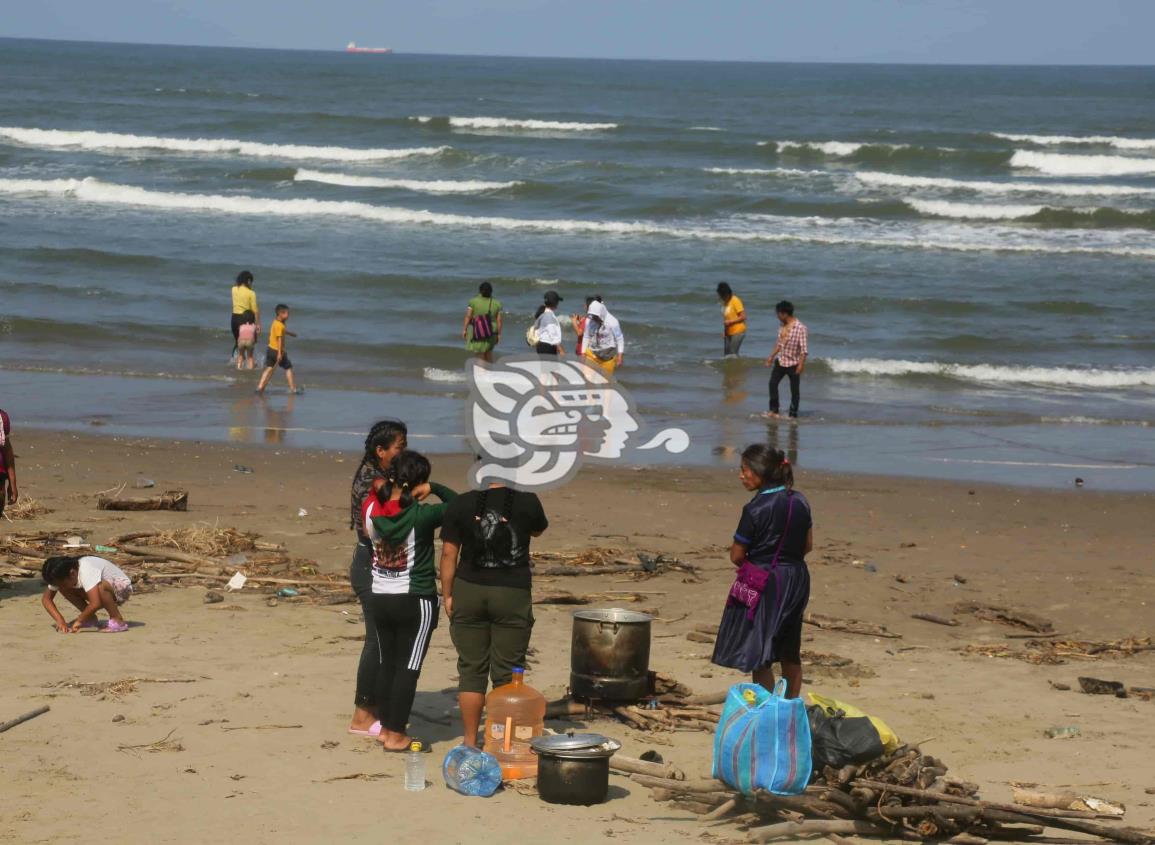 Peregrinos disfrutan la playa en paso por Coatza