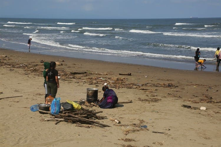 Peregrinos disfrutan la playa en paso por Coatza