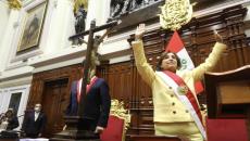 Dina Boluarte rinde protesta como nueva presidenta de Perú (+Video)