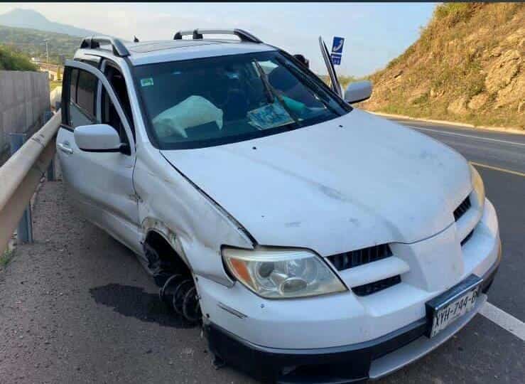 Se le sale la llanta y se impacta contra valla metálica en la Totomotle – Laguna