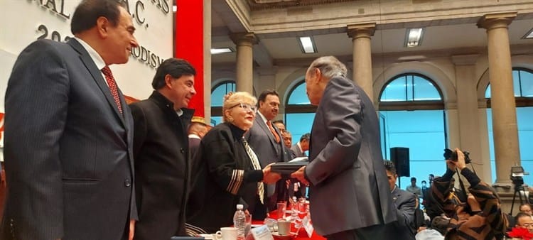 José Robles recibe premio nacional e internacional de periodismo