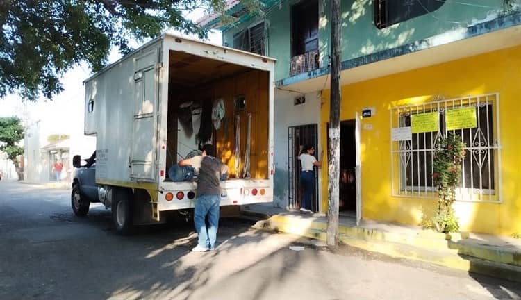 Desalojan a mujer, no pagó préstamo y le quitaron la casa en Boca del Río