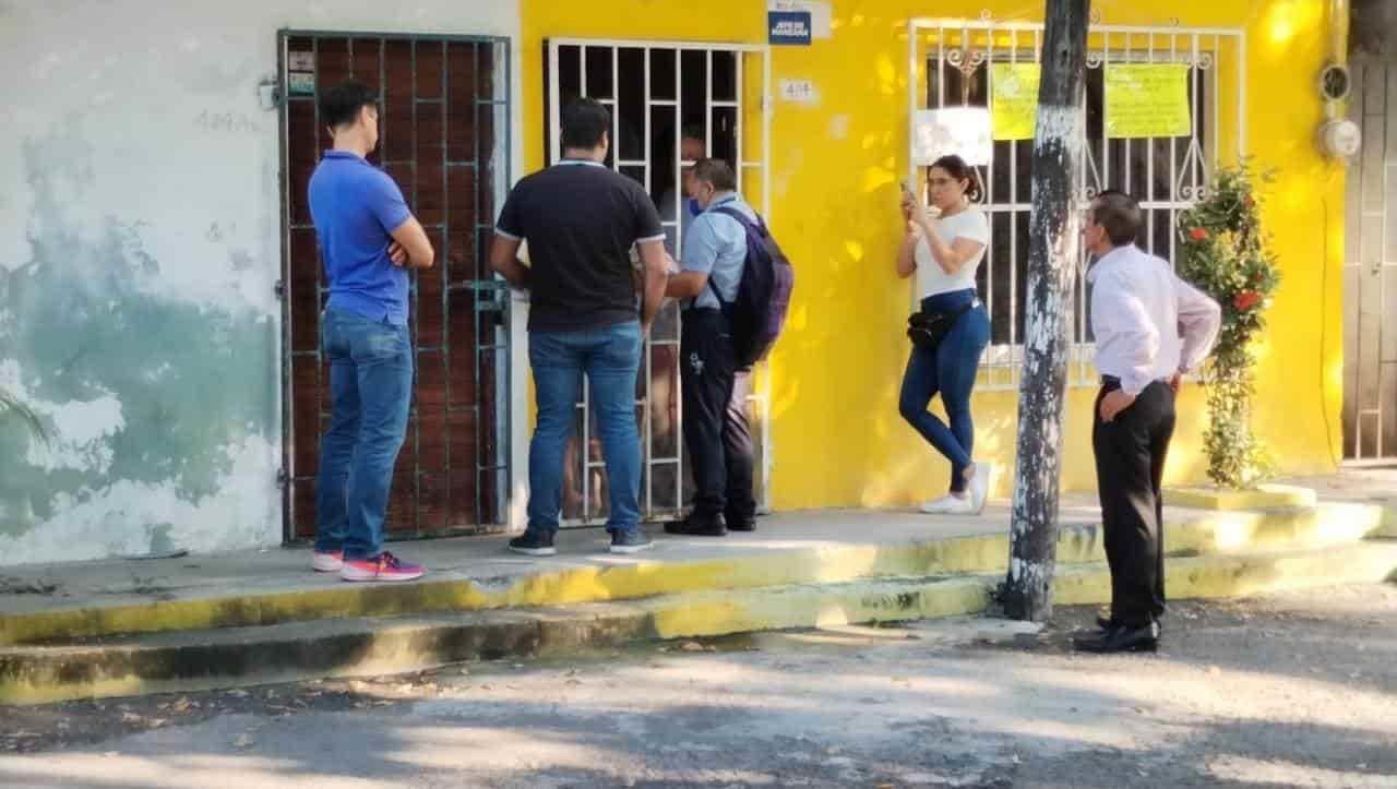 Desalojan a mujer, no pagó préstamo y le quitaron la casa en Boca del Río