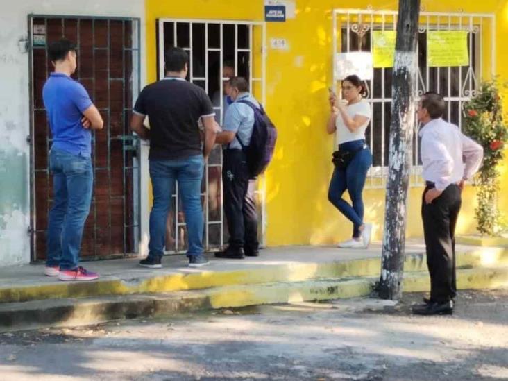 Desalojan a mujer, no pagó préstamo y le quitaron la casa en Boca del Río