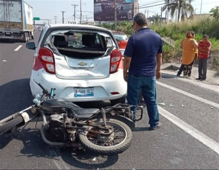 Taxistas participan en choque contra tráiler y motocicleta sobre la autopista Veracruz-Cardel