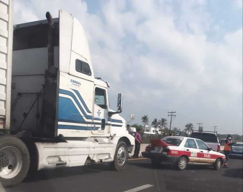 Taxistas participan en choque contra tráiler y motocicleta sobre la autopista Veracruz-Cardel