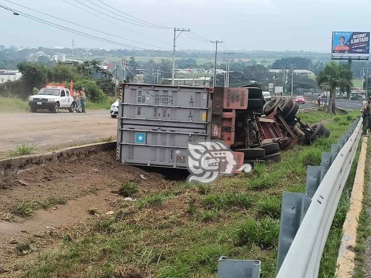 Se desprende remolque con contenedor frente a la academia de Policía en Xalapa