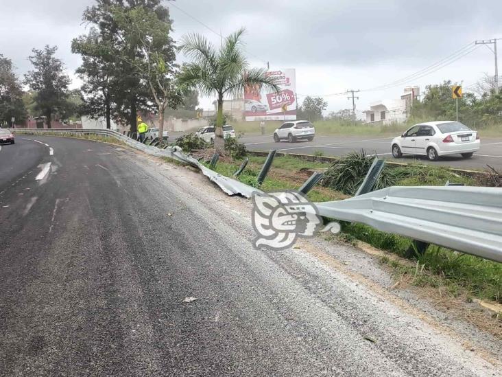 Se desprende remolque con contenedor frente a la academia de Policía en Xalapa