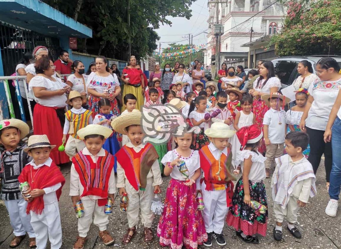 Alumnos de preescolar salen a pedir rama entre los Nanchitecos(+Video)